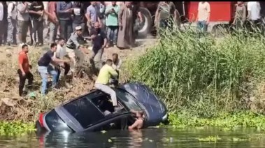 لحظة إنقاذ الأهالي لسيارة سقطت بالترعة