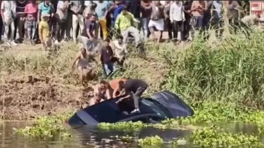 محاولة انتشال سيارة الضحايا