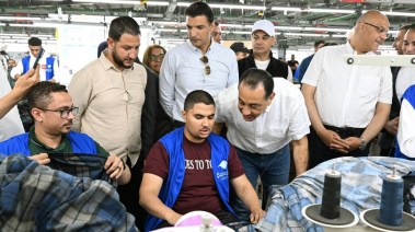 رئيس الوزراء، الدكتور مصطفى مدبولي وعمال المصنع