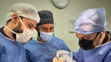 فريق جراحة الوجه والفكين والجمجمة بمجمع الإسماعيلية الطبي