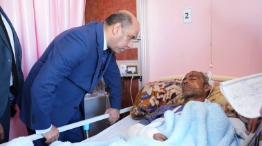 وزير العمل يزور مصابي حادث مشروع القطار السريع