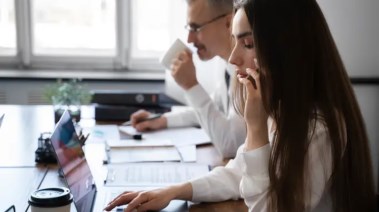 دراسة تربط بين كثرة ساعات العمل والسمنة