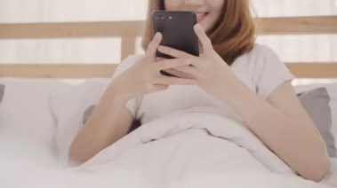استخدام الهاتف المحمول ليلاً يؤثر على النوم والصحة العقلية