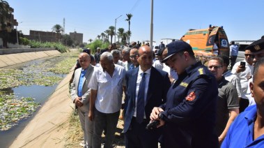 محافظ أسيوط يتابع حادث إنقلاب تروسكل 