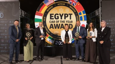 شارون نيشي مع فريق عمل جنرال موتورز مصر 