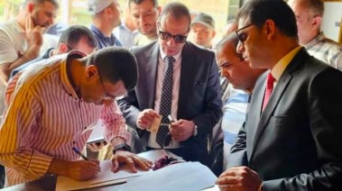 فريق النيابة الإدارية يغلق المطعم