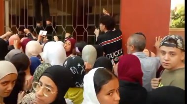 طلاب يؤدون الامتحانات 