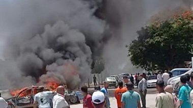 النيران تلتهم سيارتين وتُحيلهما لـ “كتلة حديد”