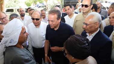 مواطن يفاجئ وزير الصحة بقصيدة وطنية