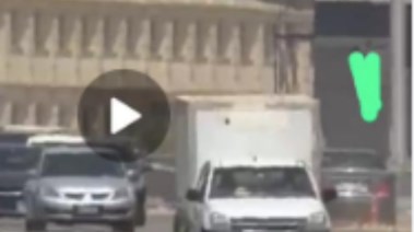 السيارة المشار اليها باللون الأخضر 