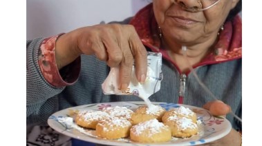 مريضة تصنع بيديها الكحك