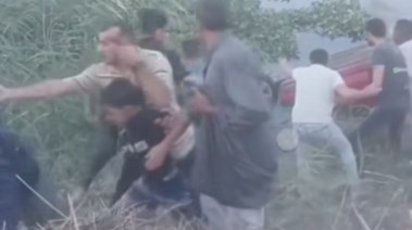لحظة إنقاذ طفل من السيارة الغارقة