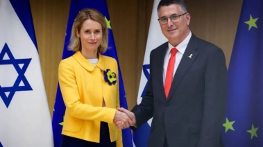 مسؤولة الشؤون الخارجية الأوروبية كايا كالاس ووزير الخارجية الإسرائيلي جدعون ساعر