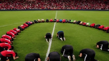 سجود طاقم المنتخب المصري بعد الانتصار على نيوزيلندا