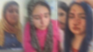 الفتاه ووالدتها وشقيقتها