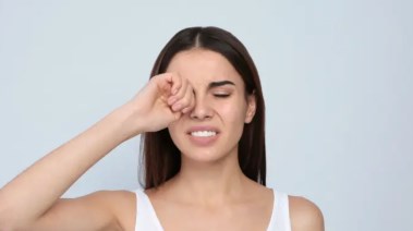 فرك العين