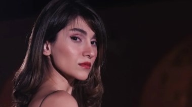 المغنية  باراستو أحمدي