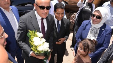  دانيا تقدم الورود لمحافظ الأقصر 