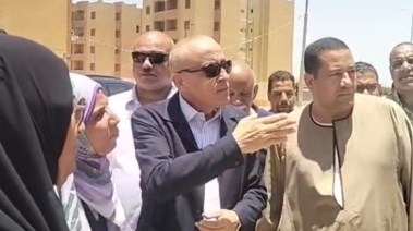 محافظ الأقصر ينفعل على مسؤل الشركه المنفذة لاسكان الطود  
