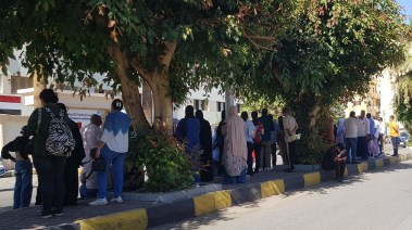 أولياء الأمور أثناء انتظار أبنائهم امام اللجان 