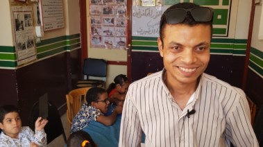 الأستاذ حسام معلم المكفوفين المتطوع