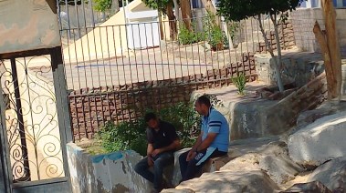 والده جالس على النيل حزينا منتظر خروج ابنه  تصوير أسماء عطا 