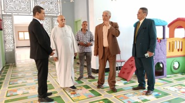 وكيل التعليم بقنا من داخل منطقة ألعاب الأطفال في المدرسة