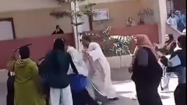 لحظة الاعتداء على المراقبة