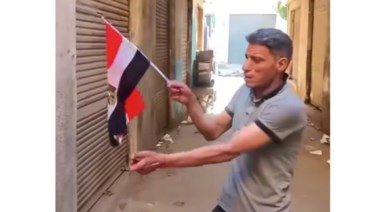 جانب من فيديو لشاب يحرق العلم المصري
