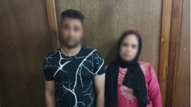 المتهمان بعد ضبطهما 