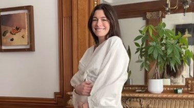  الفنانة آن هاثاواي