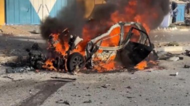 النيران تلتهم مركبة لعناصر الشرطة في غزة