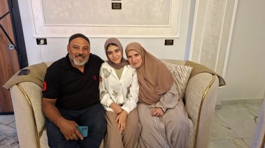 الطالبة ووالديها