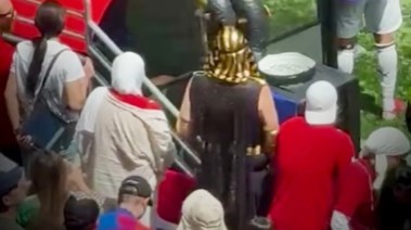 مشجع يخطف الأنظار بتجسيد شخصية أنوبيس في مباراة مصر وبلجيكا