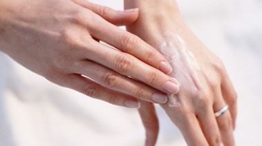 أسباب ظهور تجاعيد اليدين مبكراً عن الوجه