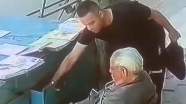 عم شعبان خلال سرقته أمام عمله