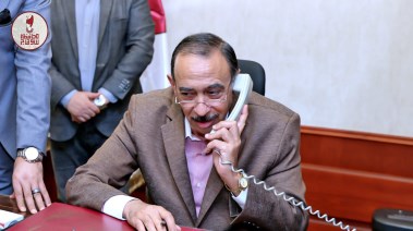 محافظ سوهاج يهنئ الأول على مستوى الشهادة الإعدادية هاتفيًا 