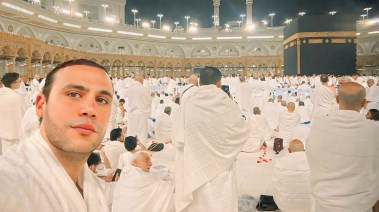محمد إمام يؤدي مناسك العمرة