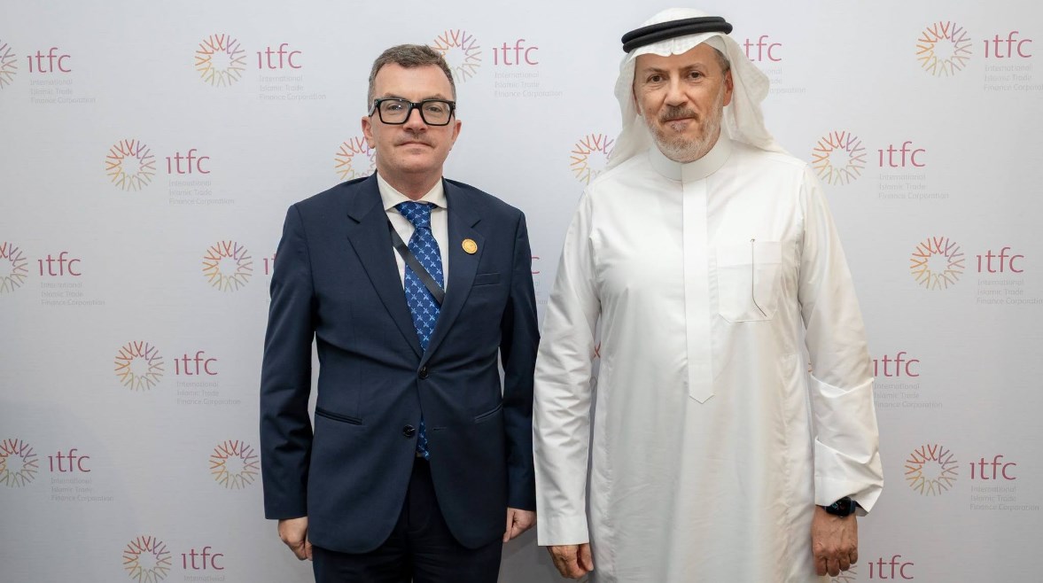 الرئيس التنفيذي للمؤسسة الدولية الإسلامية لتمويل التجارة، أديب الأعمى، وزير التخطيط والتنمية الاقتصادية، أحمد رستم
