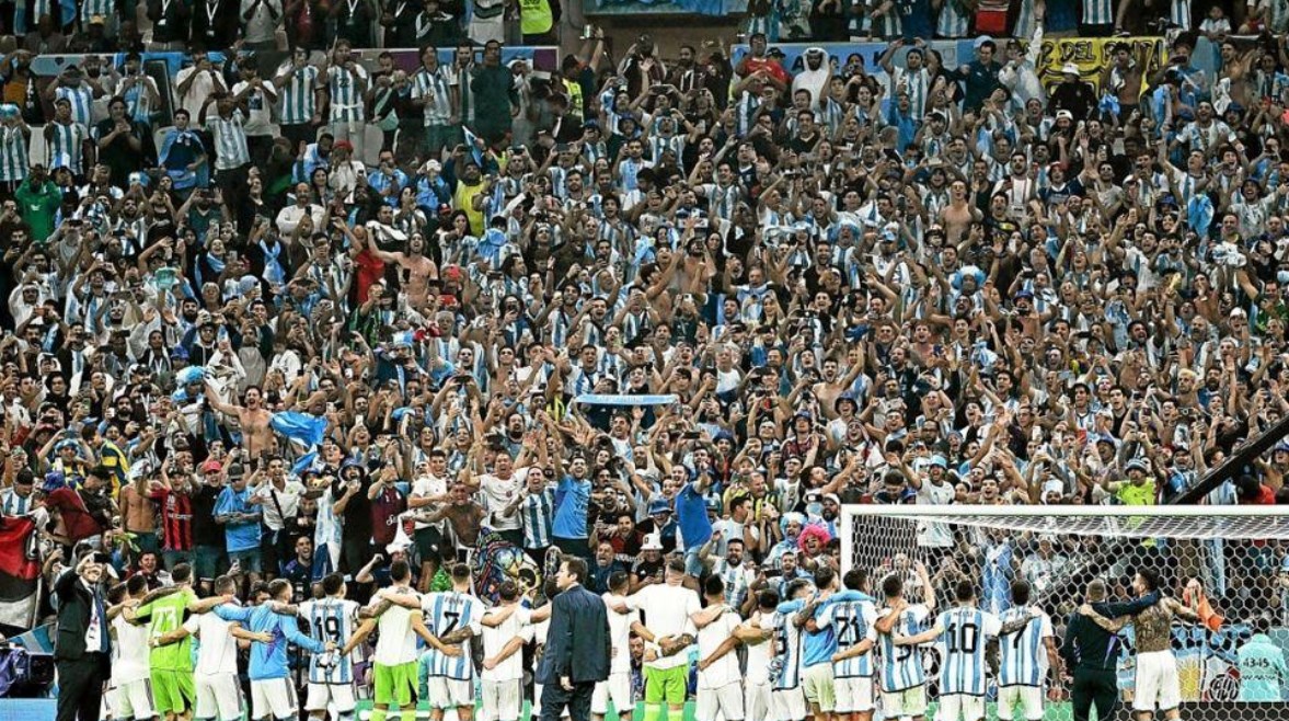 جمهور الأرجنتين يغني Muchachos في كأس العالم 2022