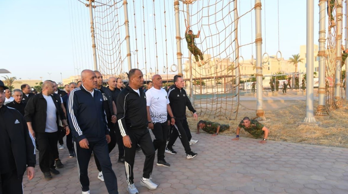وزير الدفاع وعدد من الوزراء خلال الجولة