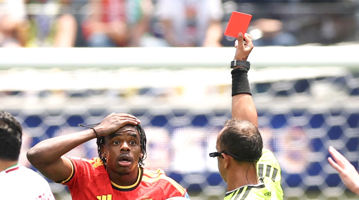 طرد لاعب منتخب بلجيكا 