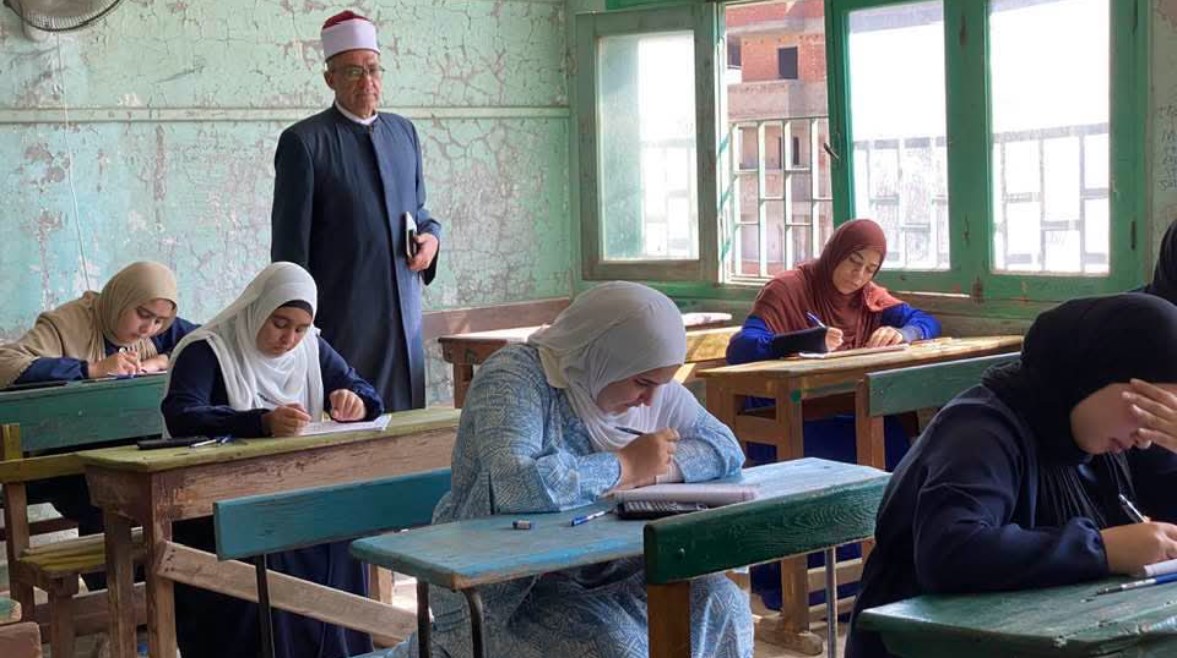 خلال أداء امتحان الكيمياء 
