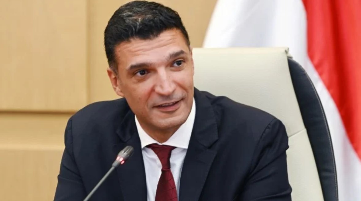 وزير الصناعة، خالد هاشم