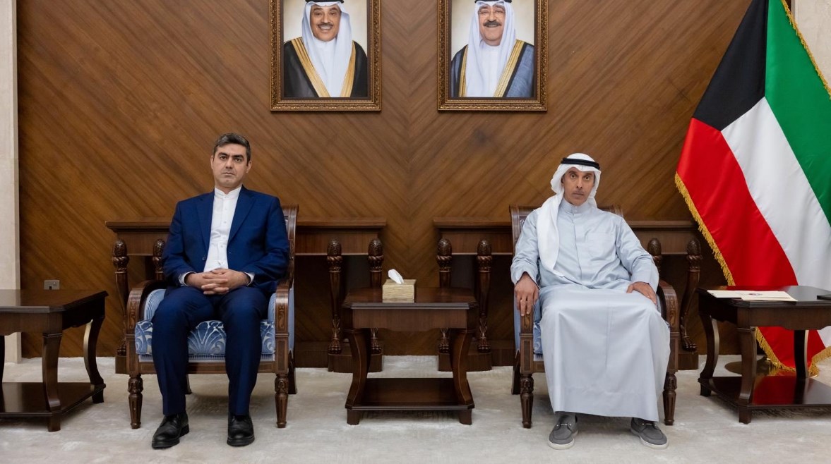  نائب وزير الخارجية الكويتي حمد سليمان وحامد حميد، القائم بالأعمال في السفارة الإيرانية