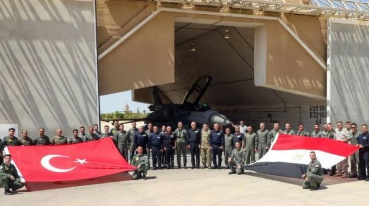 الجيش المصري بجانب الجيش التركي