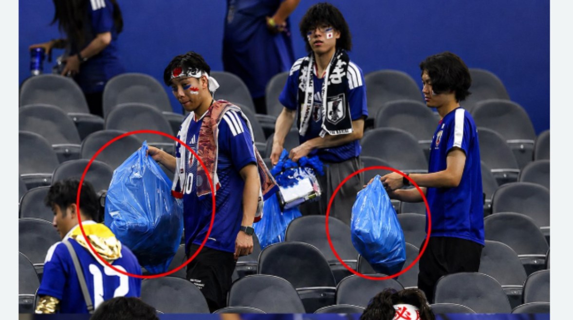 اليابانيون وهم ينظفون الملعب