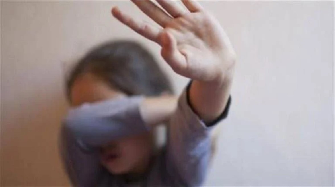تعذيب طفلة- تعبيرية