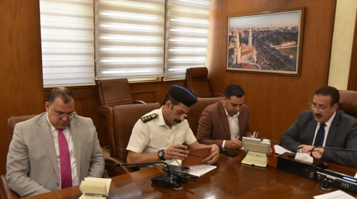 محافظ بورسعيد يقود خطة استعداد شاملة لتأمين الامتحانات.. 17 لجنة تستقبل الطلاب وسط إجراءات مشددة وخدمات متكاملة