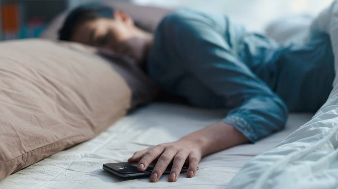 مخاطر وضع الهاتف تحت الوسادة